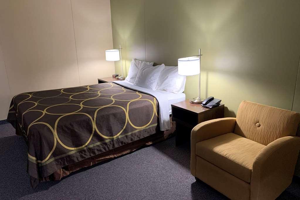 Super 8 By Wyndham Hearst On Hotel Room photo