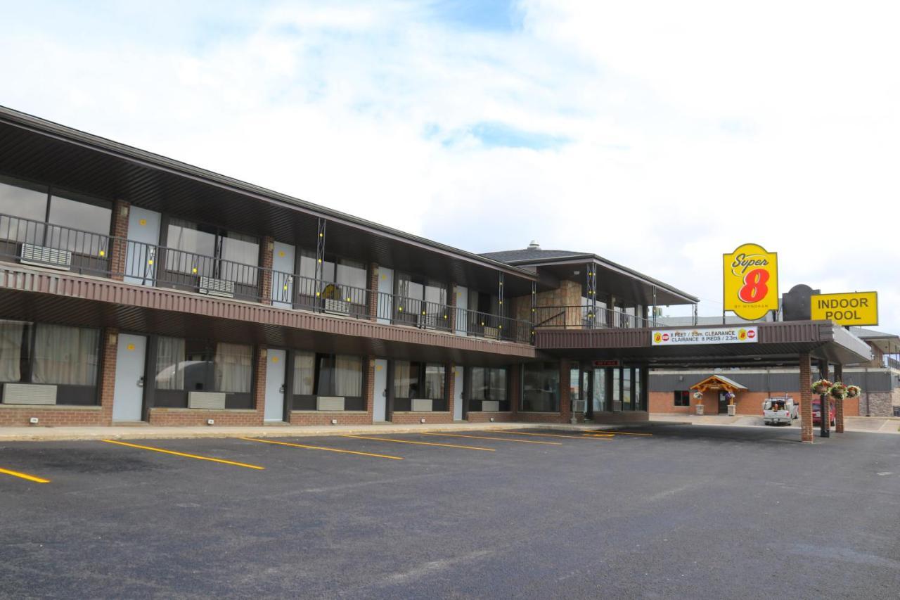 Super 8 By Wyndham Hearst On Hotel Exterior photo